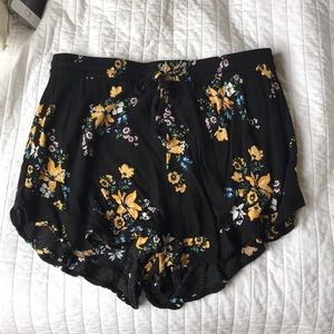 Floral flowy shorts, black and yellow